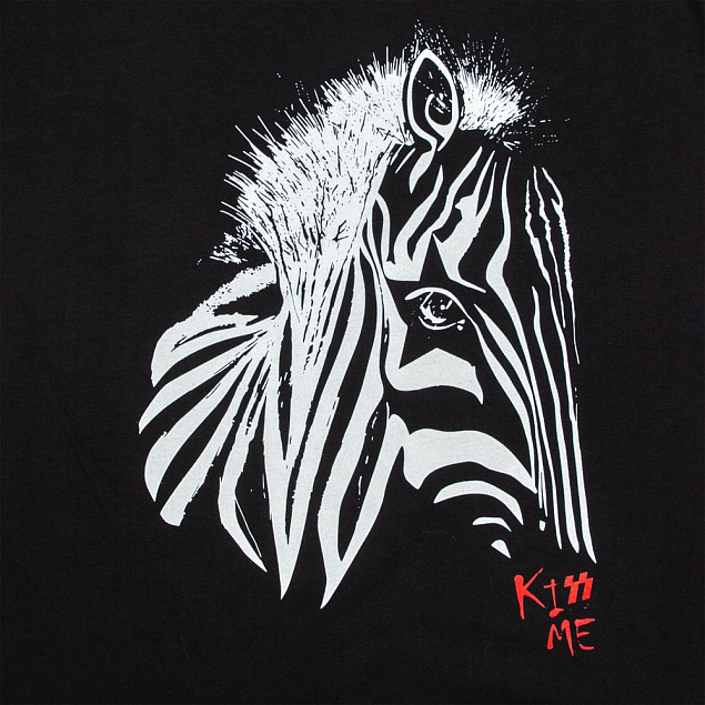Майка женская «Арт-рокстар. Kiss Me», черная с логотипом в Москве заказать по выгодной цене в кибермаркете AvroraStore