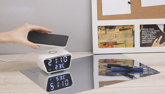 Настольные часы "Smart Clock" с беспроводным (15W) зарядным устройством, будильником и термометром с логотипом в Москве заказать по выгодной цене в кибермаркете AvroraStore