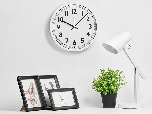 Пластиковые настенные часы «White Mile» с логотипом в Москве заказать по выгодной цене в кибермаркете AvroraStore