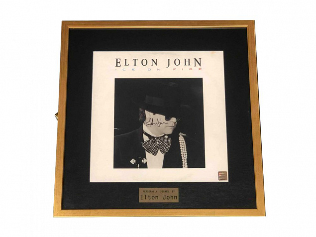 Пластинка с автографом Элтона Джона с логотипом в Москве заказать по выгодной цене в кибермаркете AvroraStore