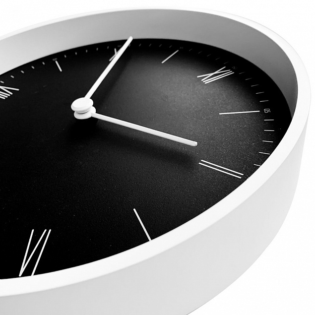 Часы настенные Arro, черные с белым с логотипом в Москве заказать по выгодной цене в кибермаркете AvroraStore
