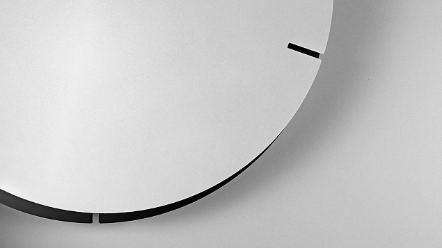 Часы настенные Melancholia clock, белые с логотипом в Москве заказать по выгодной цене в кибермаркете AvroraStore