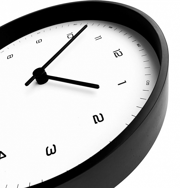 Часы настенные Flash, белые с черным с логотипом в Москве заказать по выгодной цене в кибермаркете AvroraStore