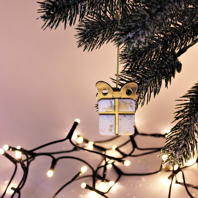 Ёлочная игрушка Подарочек (белый с золотым ) с логотипом в Москве заказать по выгодной цене в кибермаркете AvroraStore