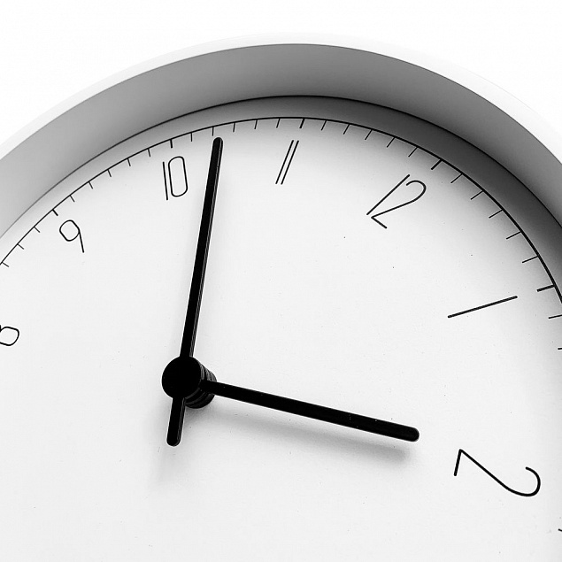 Часы настенные Oddi, белые с логотипом в Москве заказать по выгодной цене в кибермаркете AvroraStore