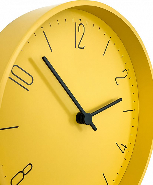 Часы настенные Silly, желтые с логотипом в Москве заказать по выгодной цене в кибермаркете AvroraStore