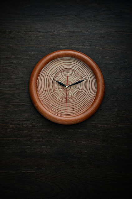 Часы настенные с деревянным ободом, дуб с логотипом в Москве заказать по выгодной цене в кибермаркете AvroraStore
